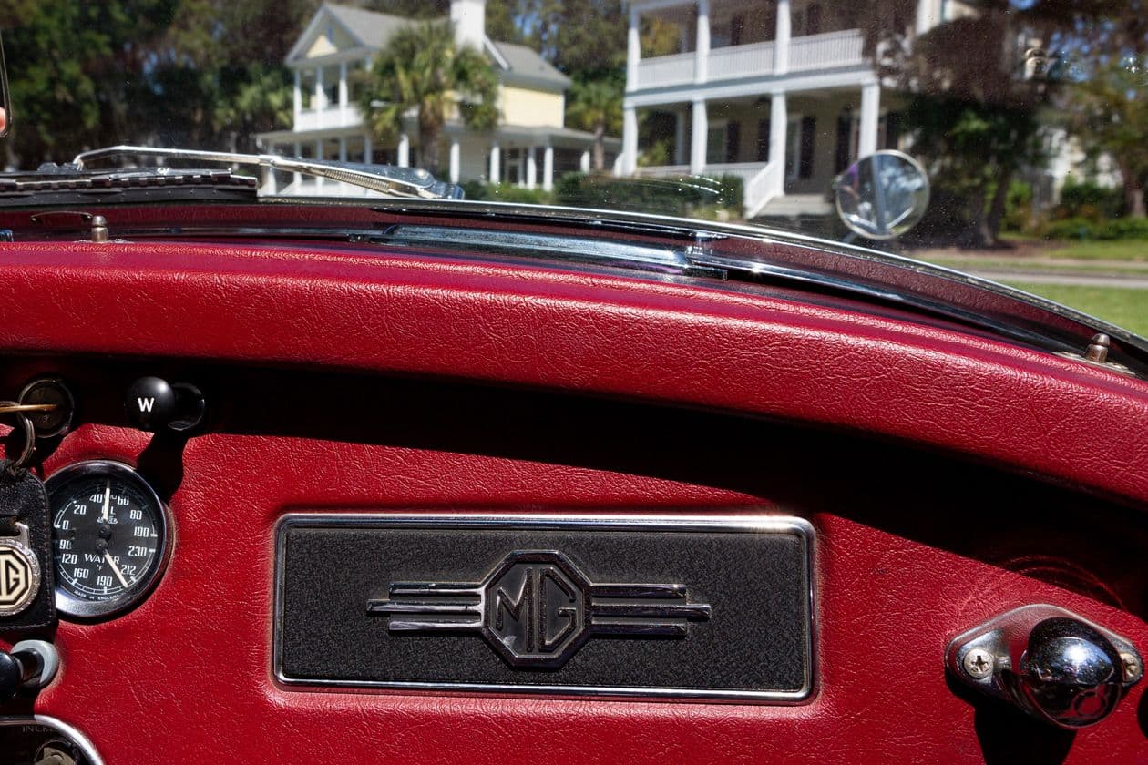 Dashboard detail showing MG badge